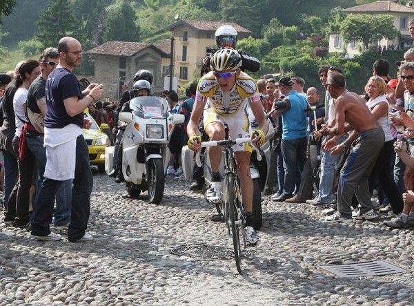 Kanstantsin Siutsou (Columbia-Highroad) rides up to Bergamo Alta.