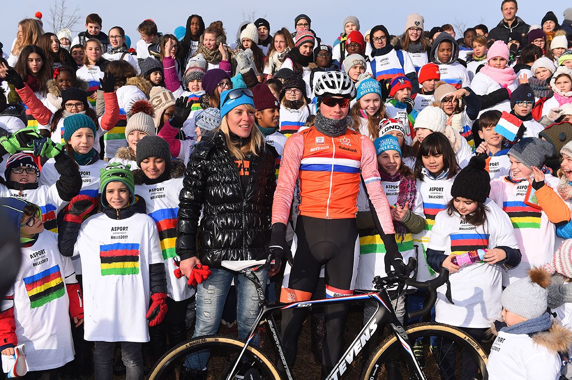 Hanka Kupfernagel and Mathieu van der Poel pose with children