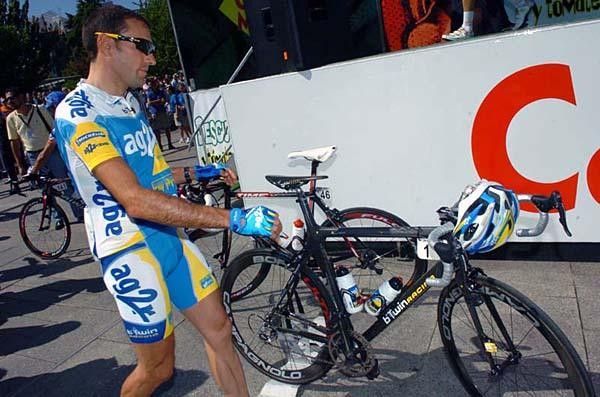 Jos&eacute; Luis Arrieta (Ag2r Pr&eacute;voyance) with his number-one bike before the start.