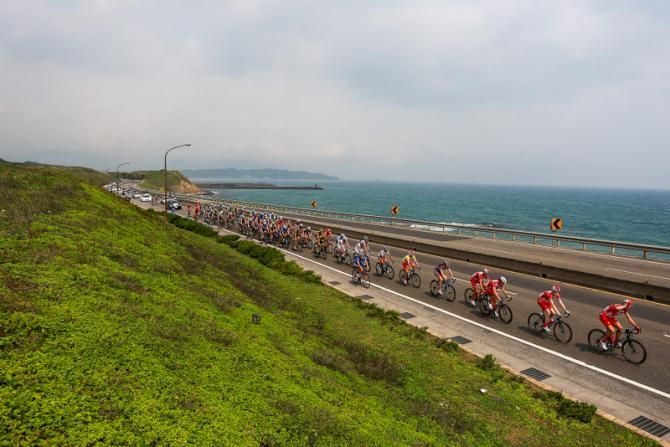 Defense of yellow jersey by Drapac alongside the Taiwan Strait