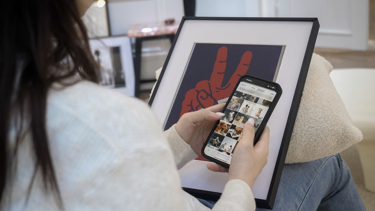 The BLOOMIN8 e-ink colour art frame.