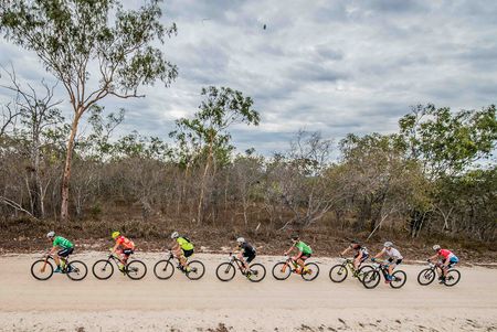 The elite men's lead group racing through the Outback