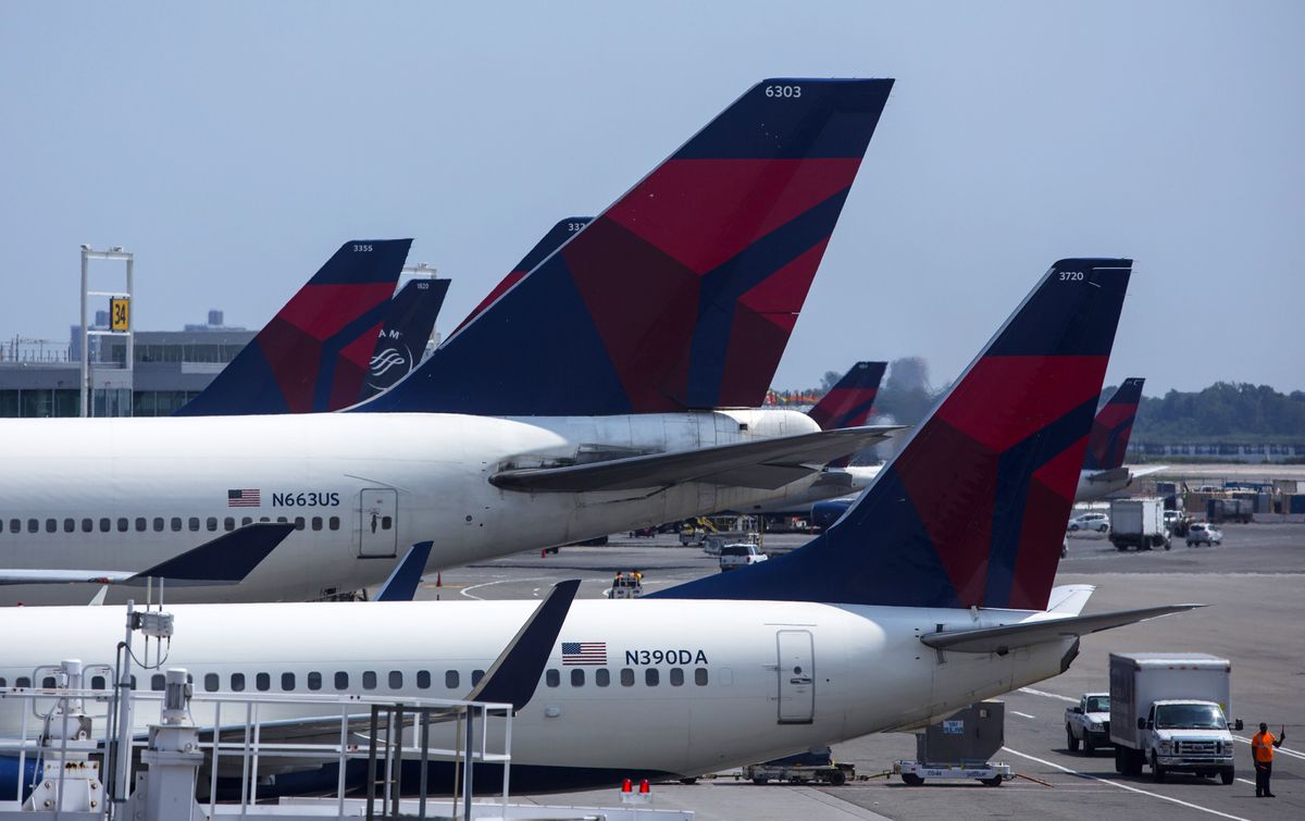 A Delta Air Lines plane successfully landed with the pilot locked out ...