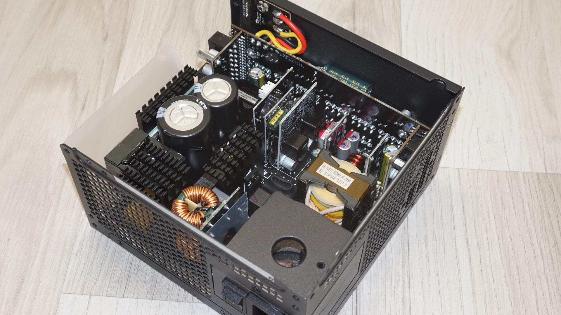 Lian Li RS1200G ATX 3.1