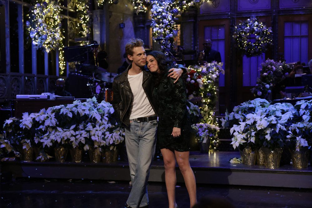 Austin Butler serenades Cecily Strong