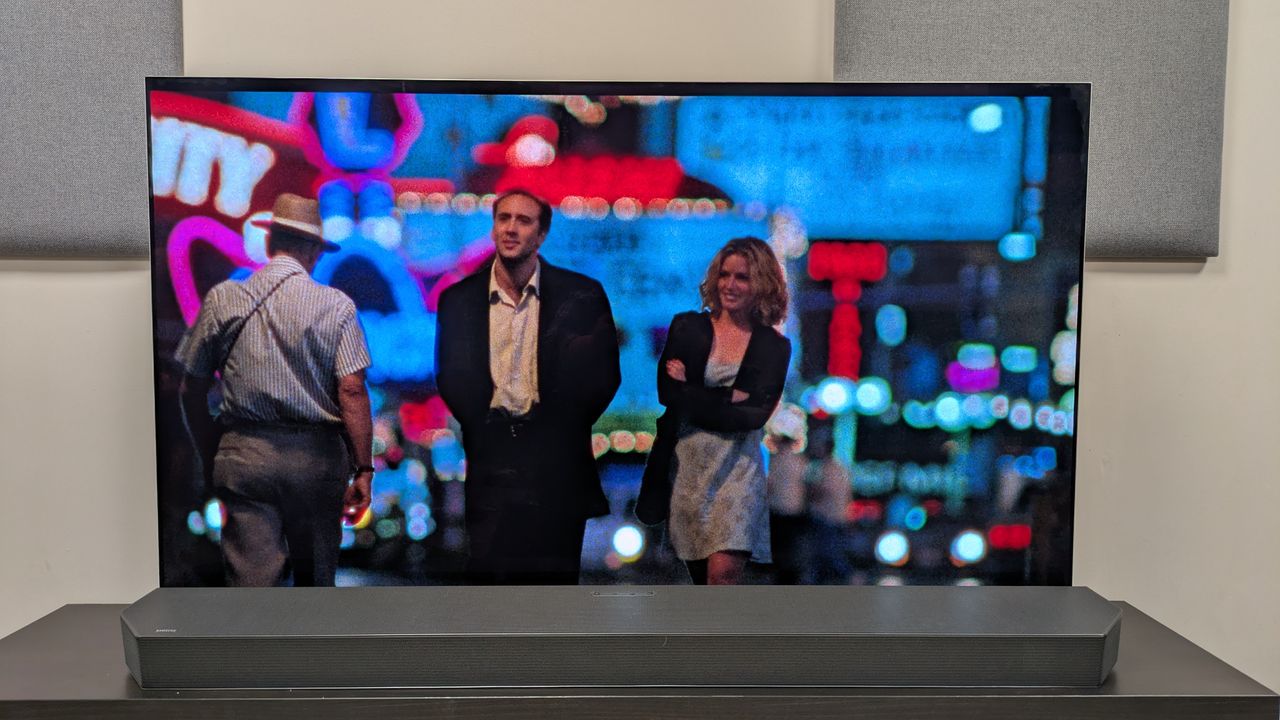 Leaving Las Vegas 4K Blu-ray showing Ben and Sera walking the streets at night, shown on an LG G5 OLED