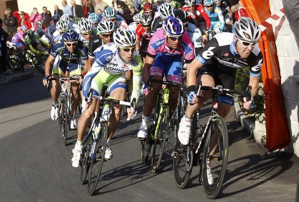 Alessandro Petacchi (Lampre-ISD) fights for Farrar's wheel.