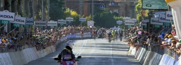 The peloton charges to the finish on stage five