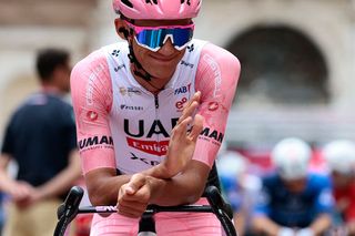 Pink Jersey UAE Team Emirates-XRG's Mexican rider Isaac Del Toro greets fans before the 12th stage of the 108th Giro d'Italia cycling race of 172kms from Modena to Viadana on May 22, 2025. (Photo by Luca Bettini / AFP)