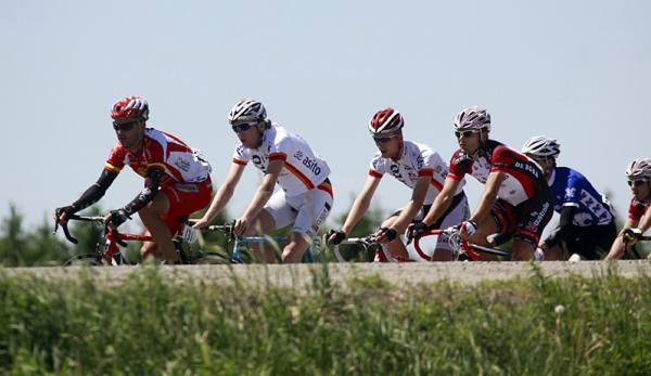 Riding the pace in the peloton during stage one at Lac Etchemmin.