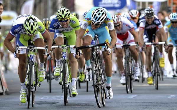 Jacopo Guarnieri (Astana) peeks to his right to see Peter Sagan (Liquigas-Cannondale) inch ahead for the stage victory.