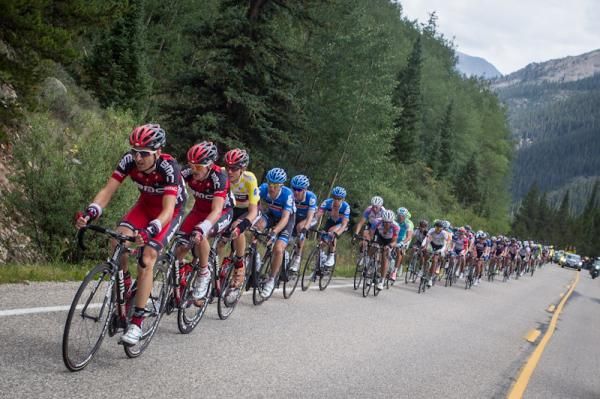 The field chases riders still up the road.