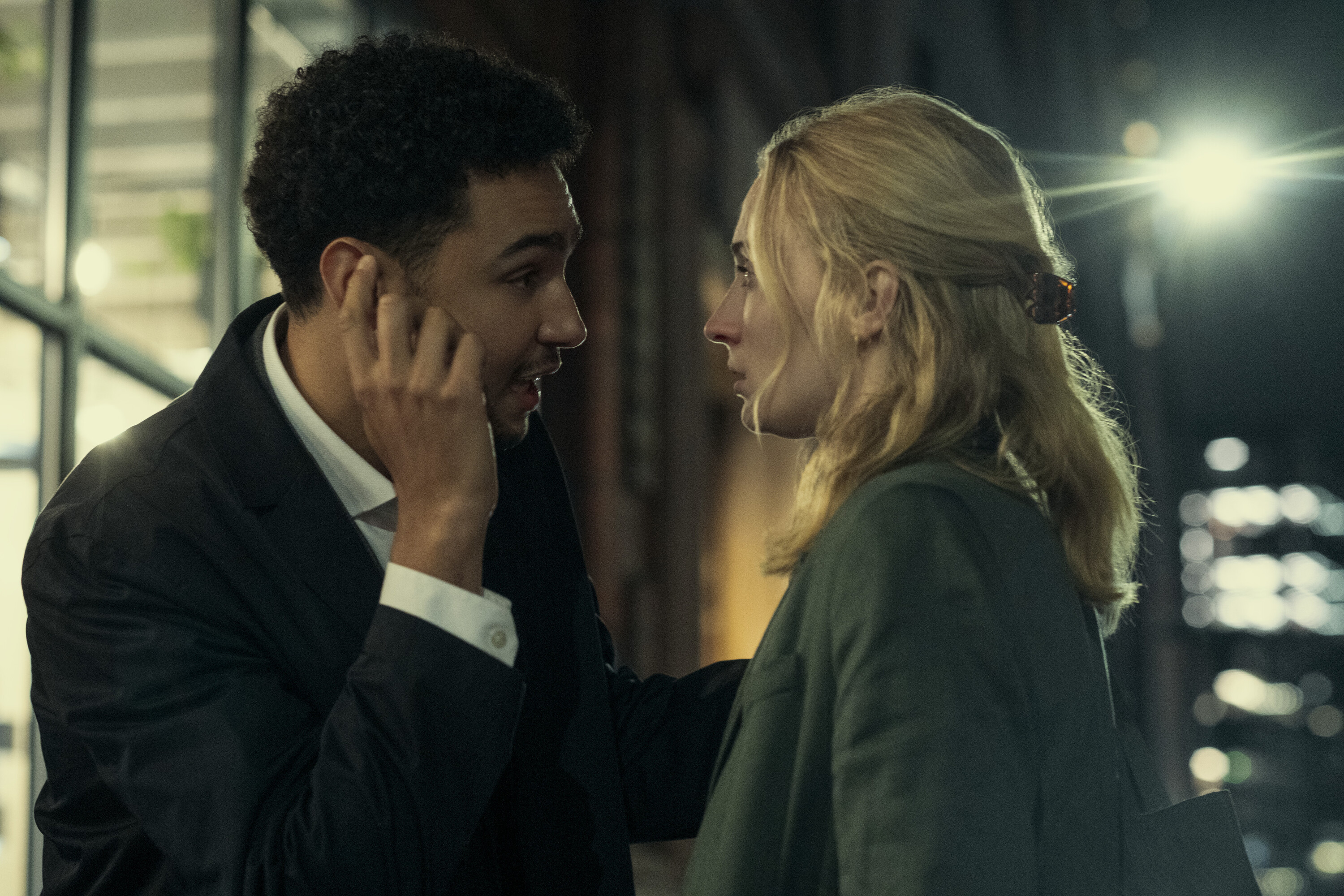 archie madekwe as luke talking to sophie turner as zara on a dark street in london in steal