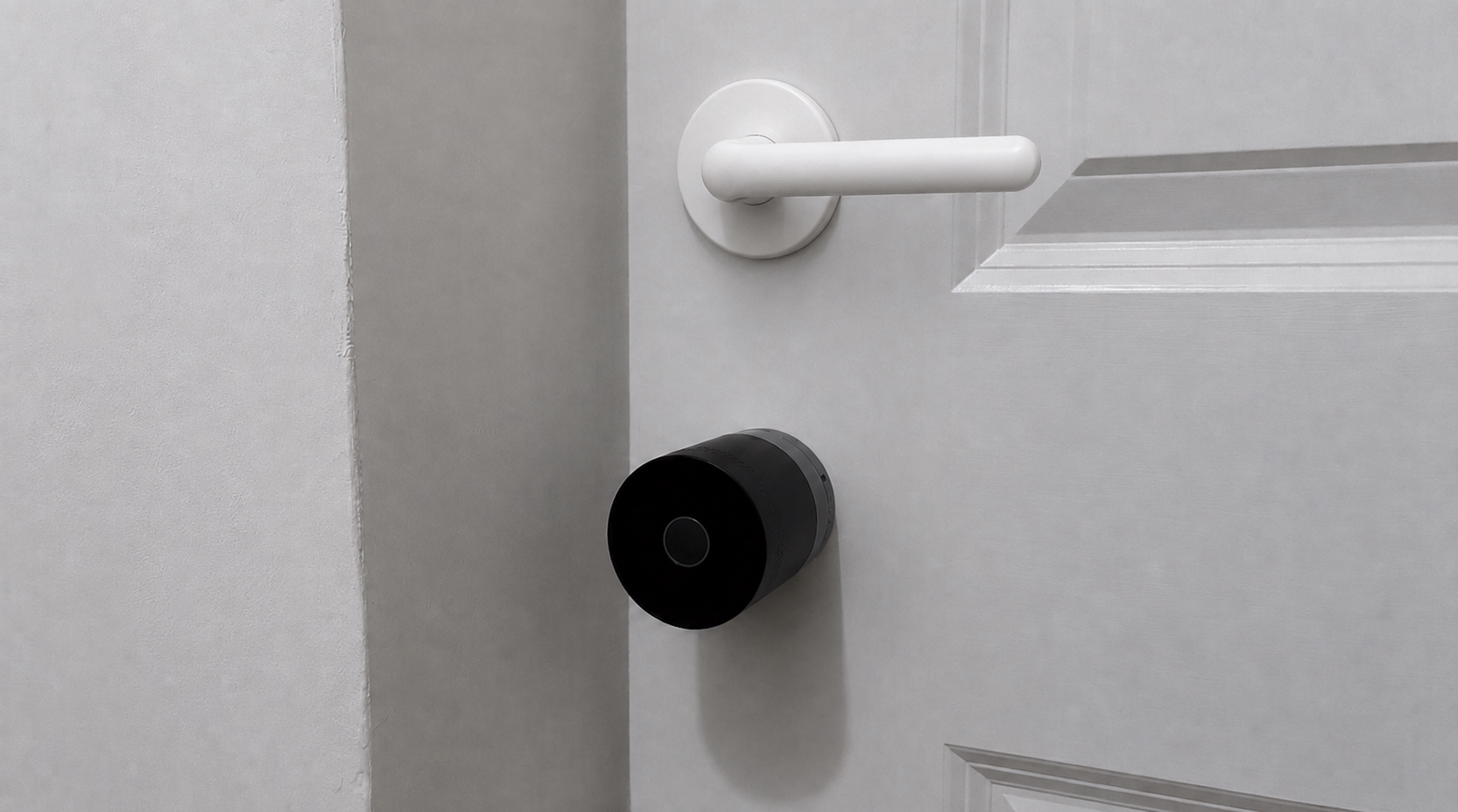 Linus L2 Lite instalada en la puerta debajo del pomo, con la luz encendida