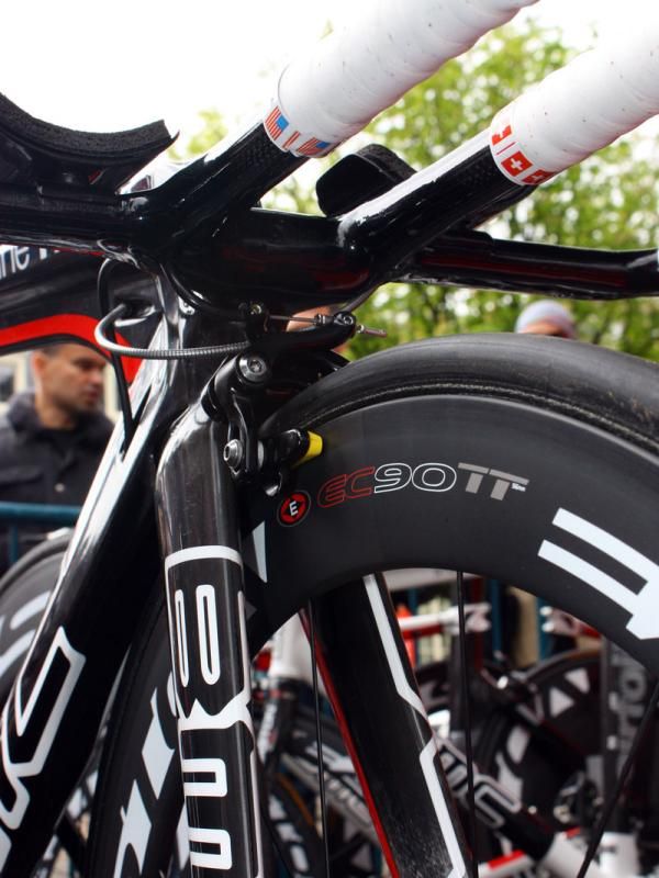 Evans' bars are so low that there's barely enough room to squeeze in the front brake - and mechanics have no choice but to use a sidepull one at that.