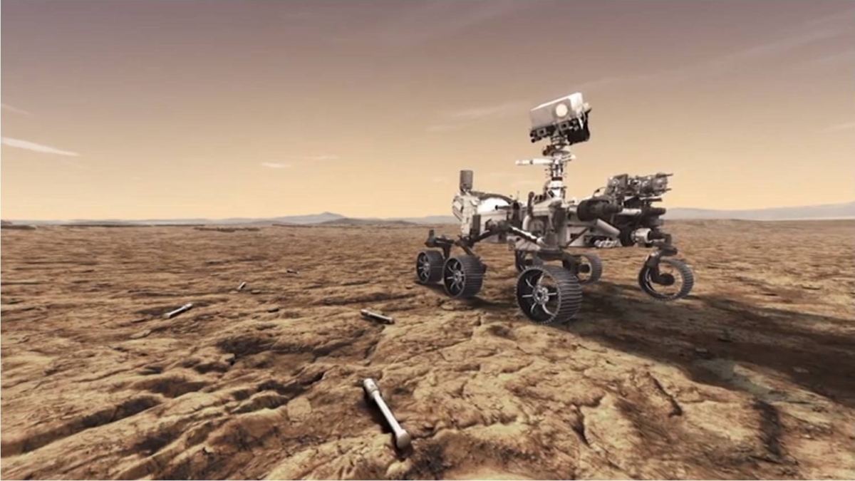 Un rover con ruedas y una cámara en un apéndice en forma de cuello viaja a través de un planeta árido de color naranja rojizo