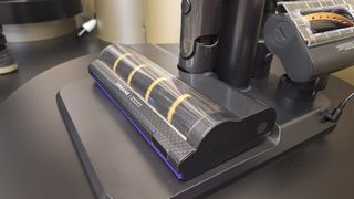 Close up of floorhead on Dreame V20 Pro