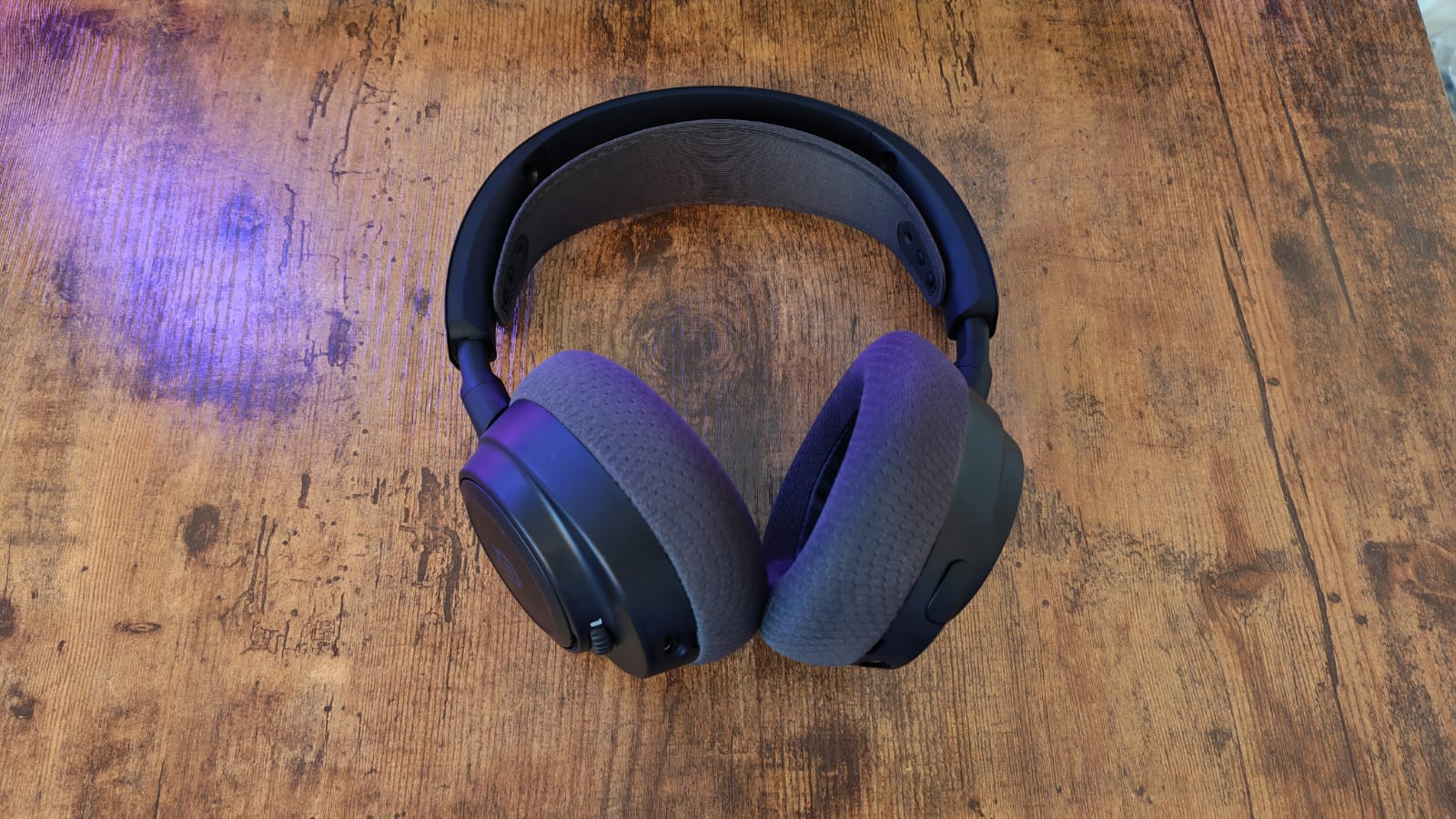 A black SteelSeries Arctis Nova 7 Gen 2 from above