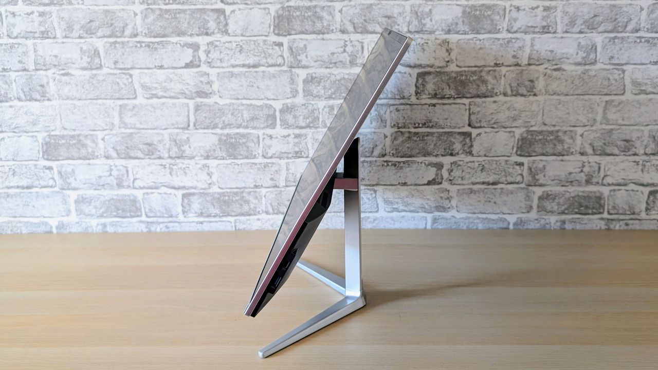 The Medion Signium 27 S1 all-in-one PC on a desk