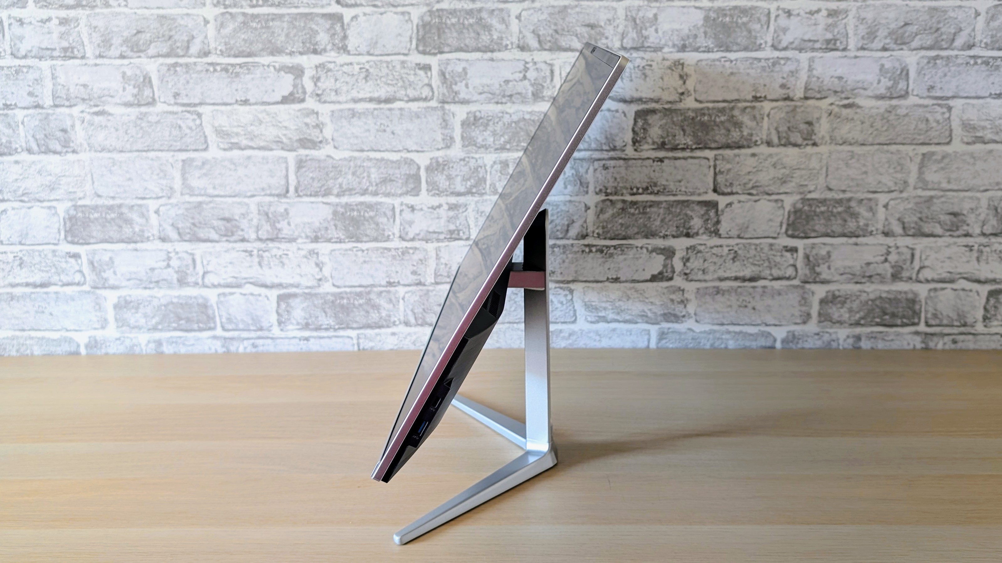 The Medion Signium 27 S1 all-in-one PC on a desk