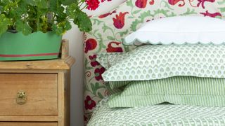 Green bedding with scalloped edges