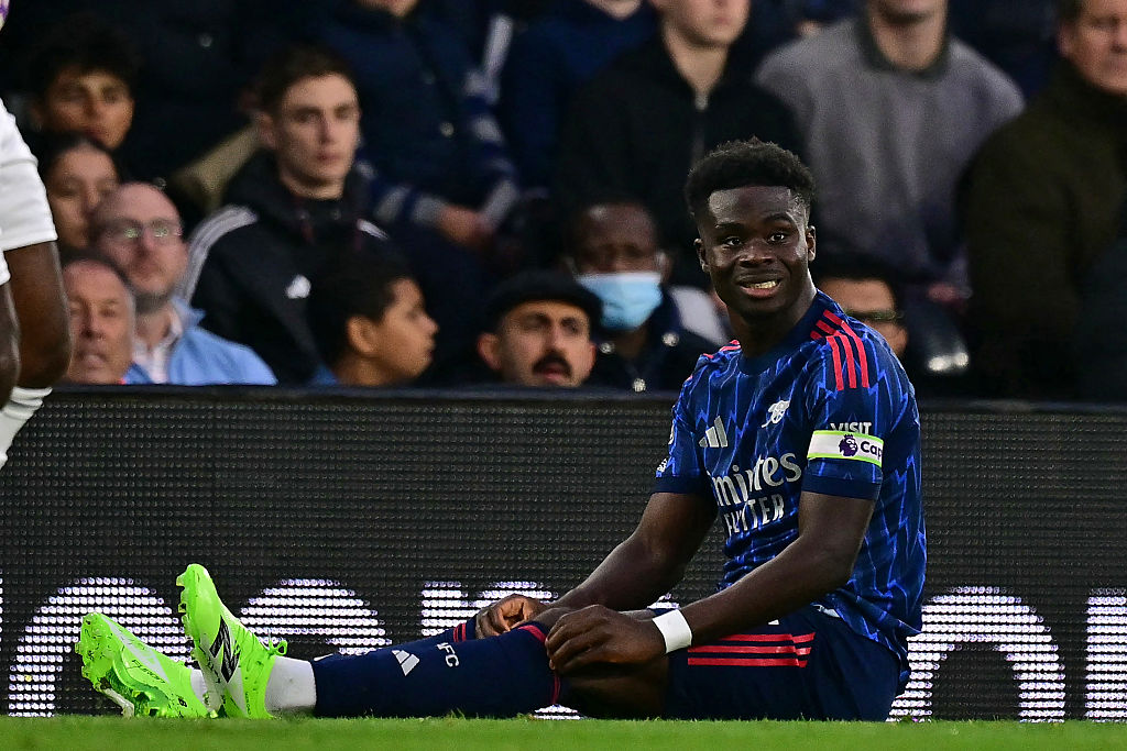 Arsenal&#039;s English midfielder #07 Bukayo Saka reacts having been fouled during the English Premier League football match between Fulham and Arsenal at Craven Cottage in London on October 18, 2025.