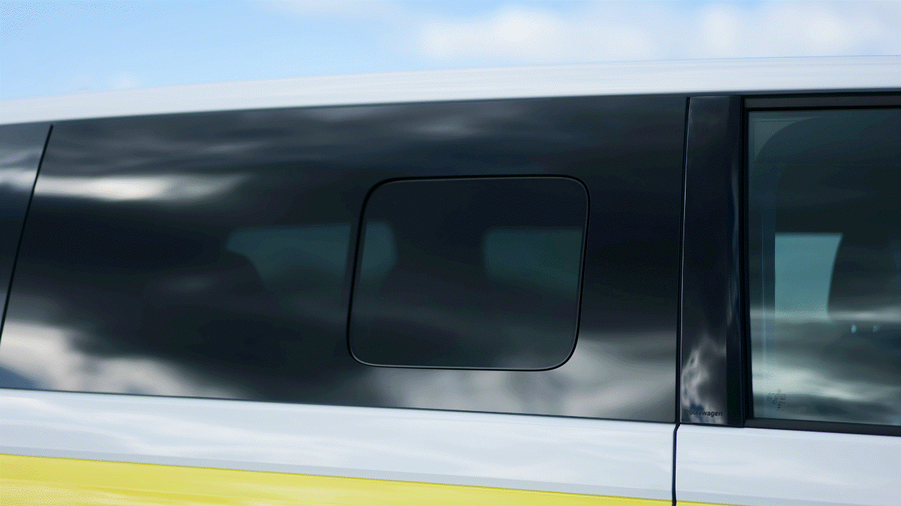 2025 Volkswagen ID. Buzz Pro S Plus 4MOTION rear windows.