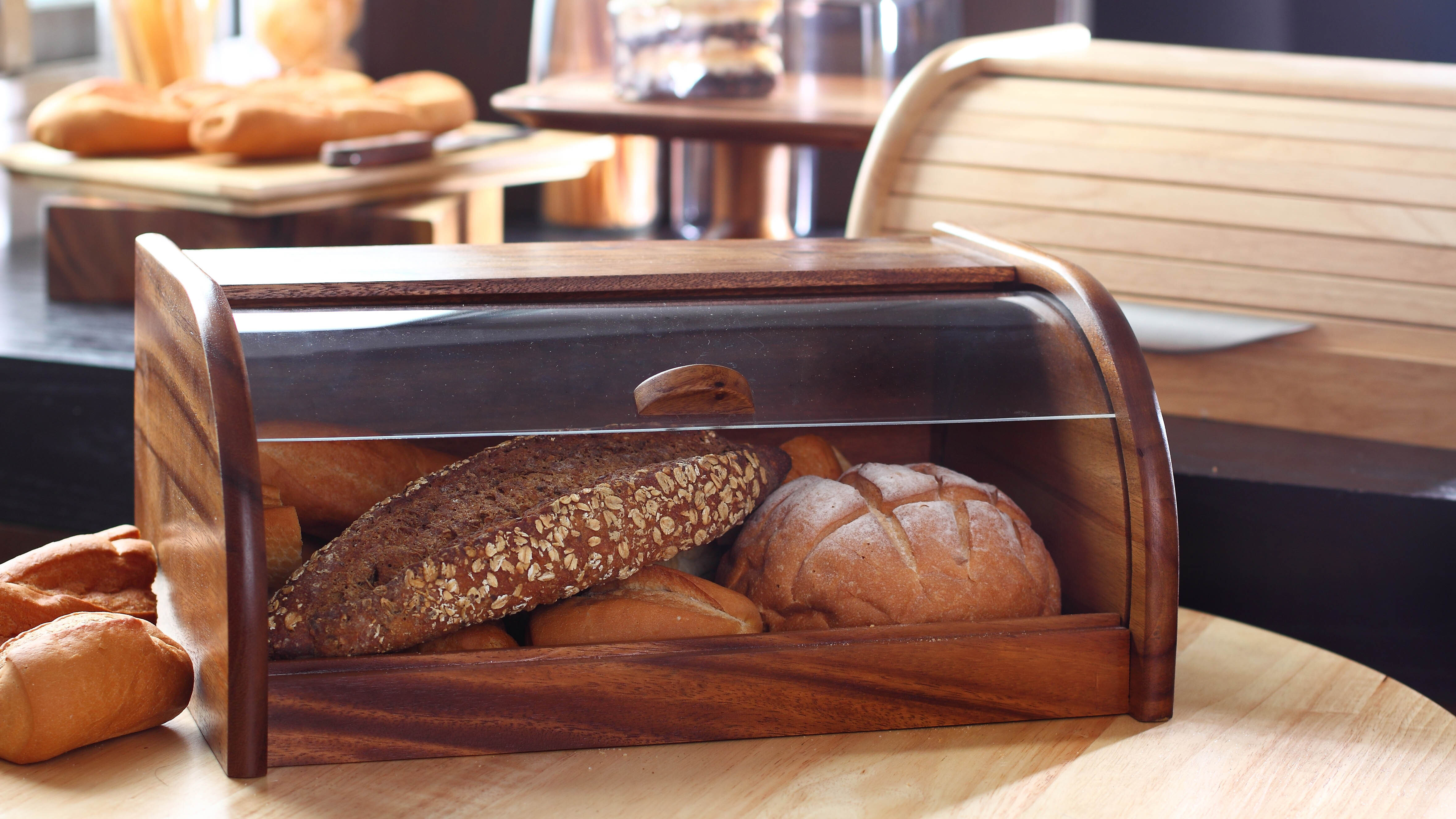 Разнообразие буханок хлеба в хлебнице