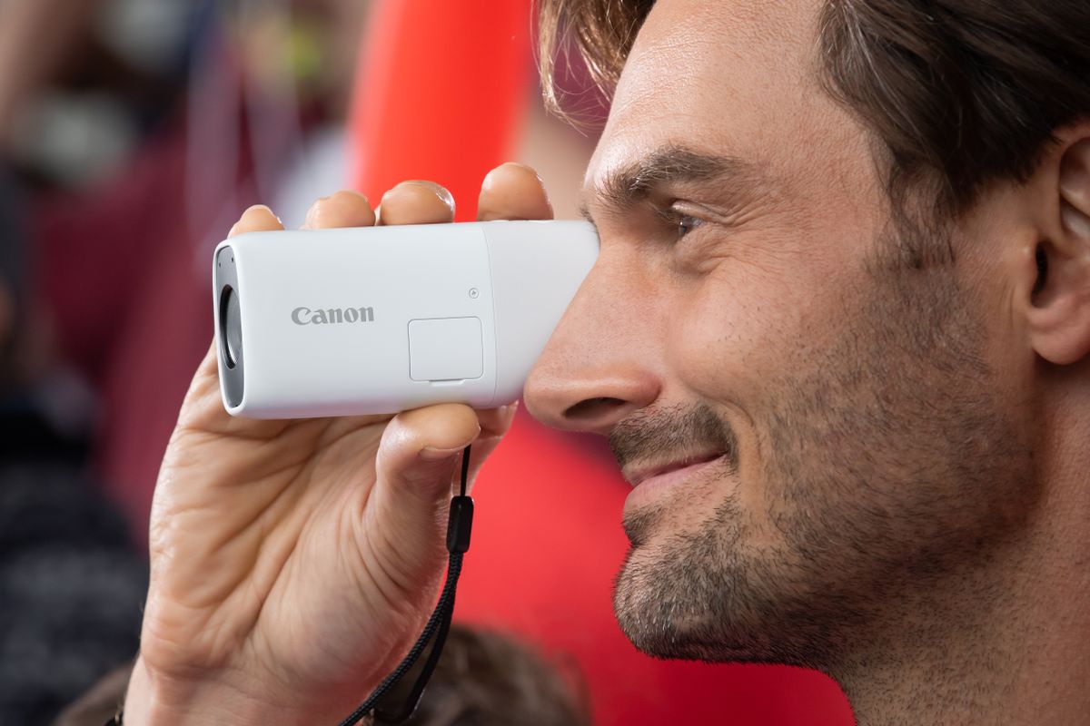 Canon PowerShot Zoom: a pocket camera crossed with an 800mm telescope!