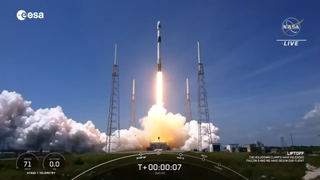 ينطلق صاروخ SpaceX باللونين الأبيض والأسود في سماء زرقاء