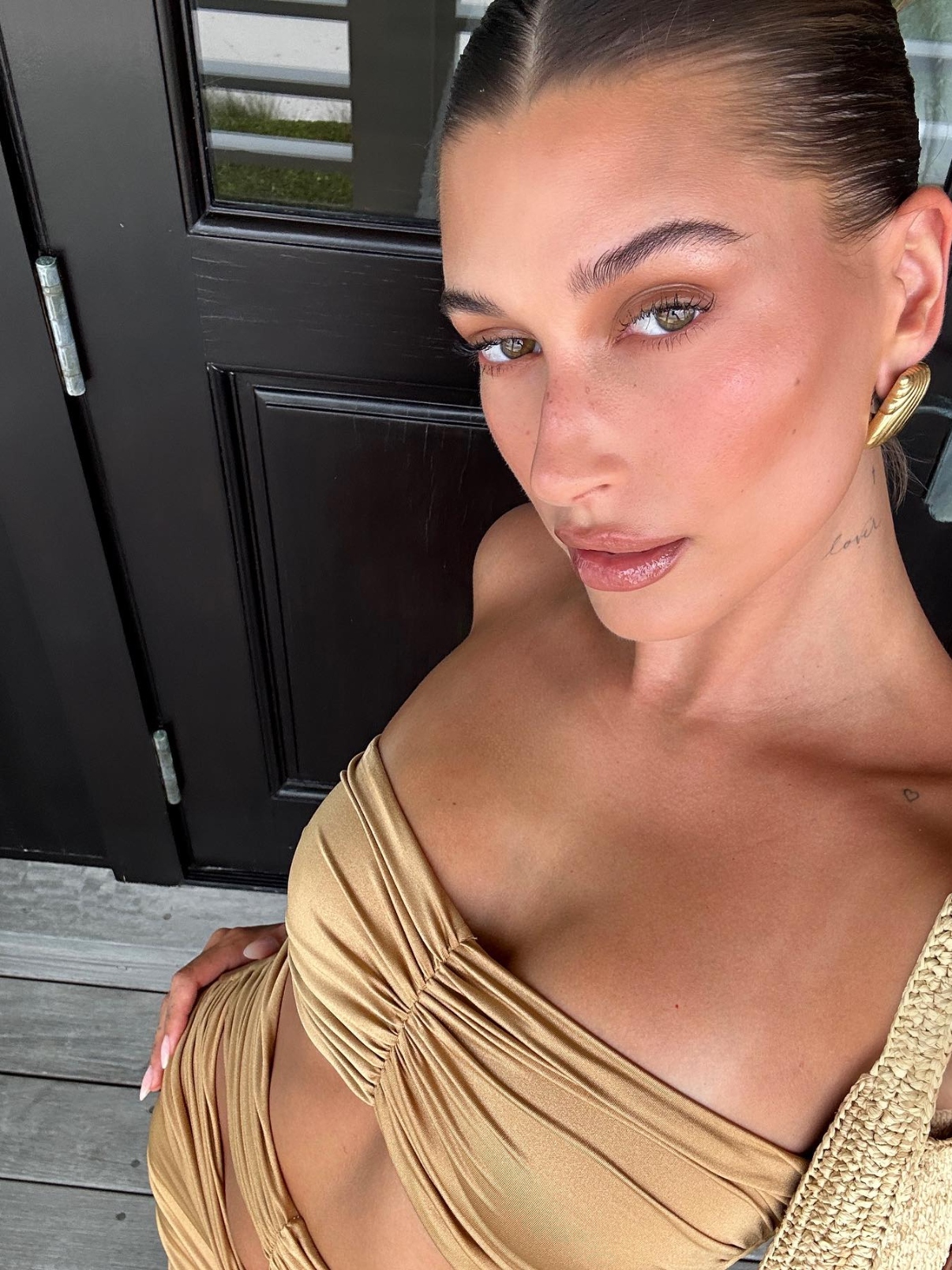 Sunburn effect blush on Hailey Bieber