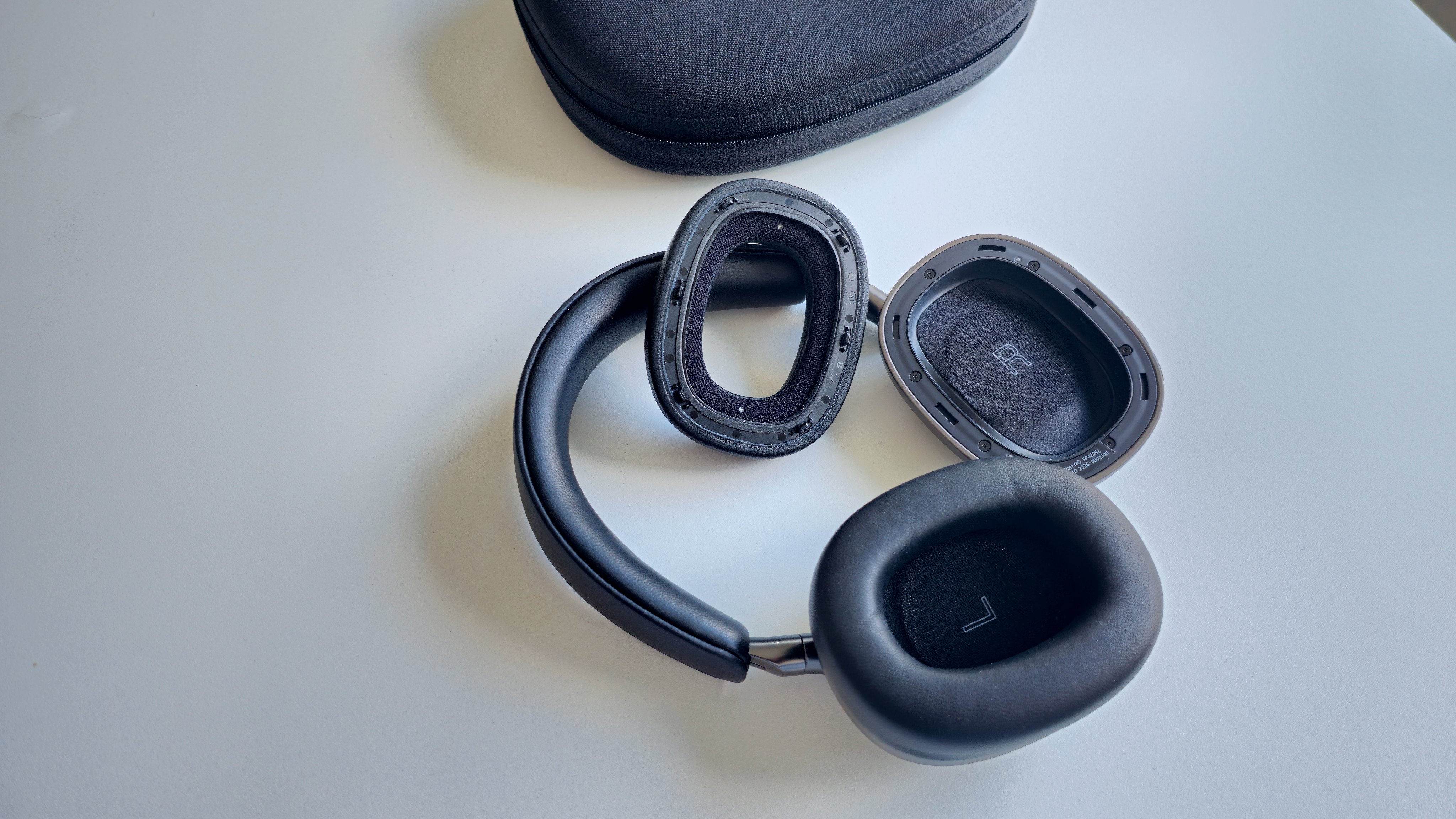 Bowers & Wilkins PX8