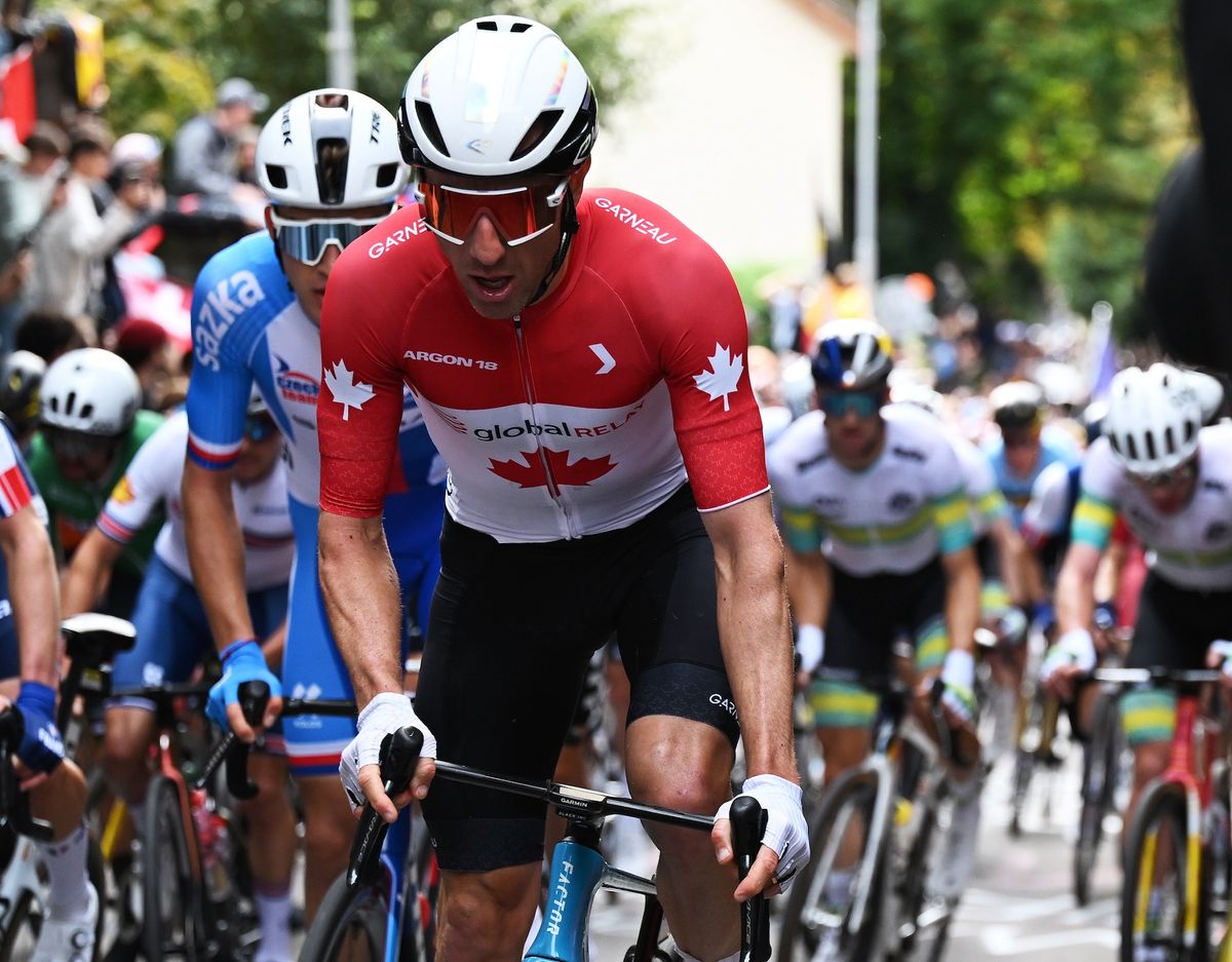 Michael Woods caught on camera eating bicarbonate gel with spoon during World Championships road race