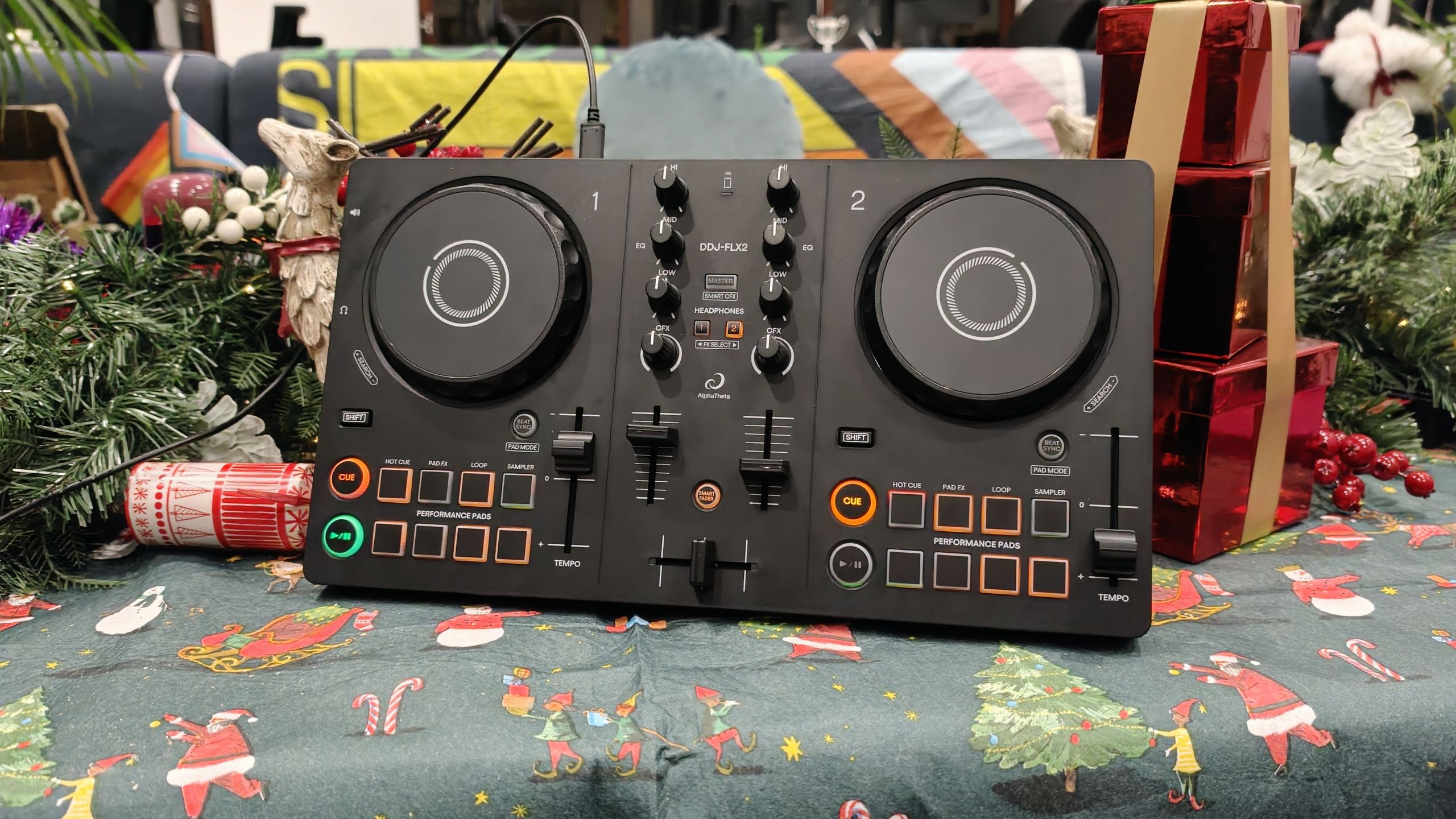 Saya telah menjadi DJ di mixer bernilai ribuan — tetapi pengontrol DJ super murah ini adalah pilihan Natal saya untuk pecinta musik