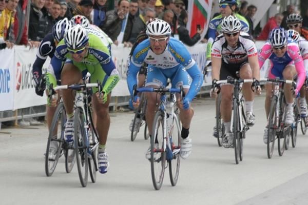 Francesco Chicchi (Liquigas-Doimo) and Mattia Gavazzi (Colnago - CSF Inox) sprint to the finish line.