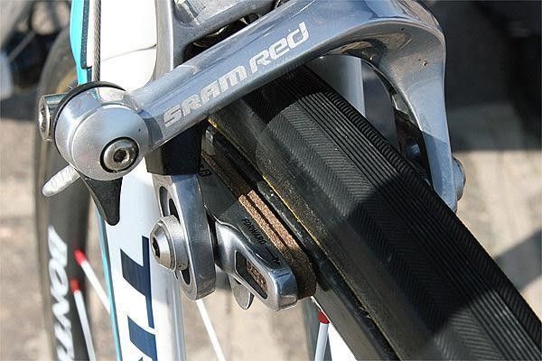 Of course, carbon wheels require special brake pads, in this case cork units from Bontrager.
