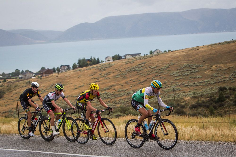 The breakaway reduces to only 4 riders.