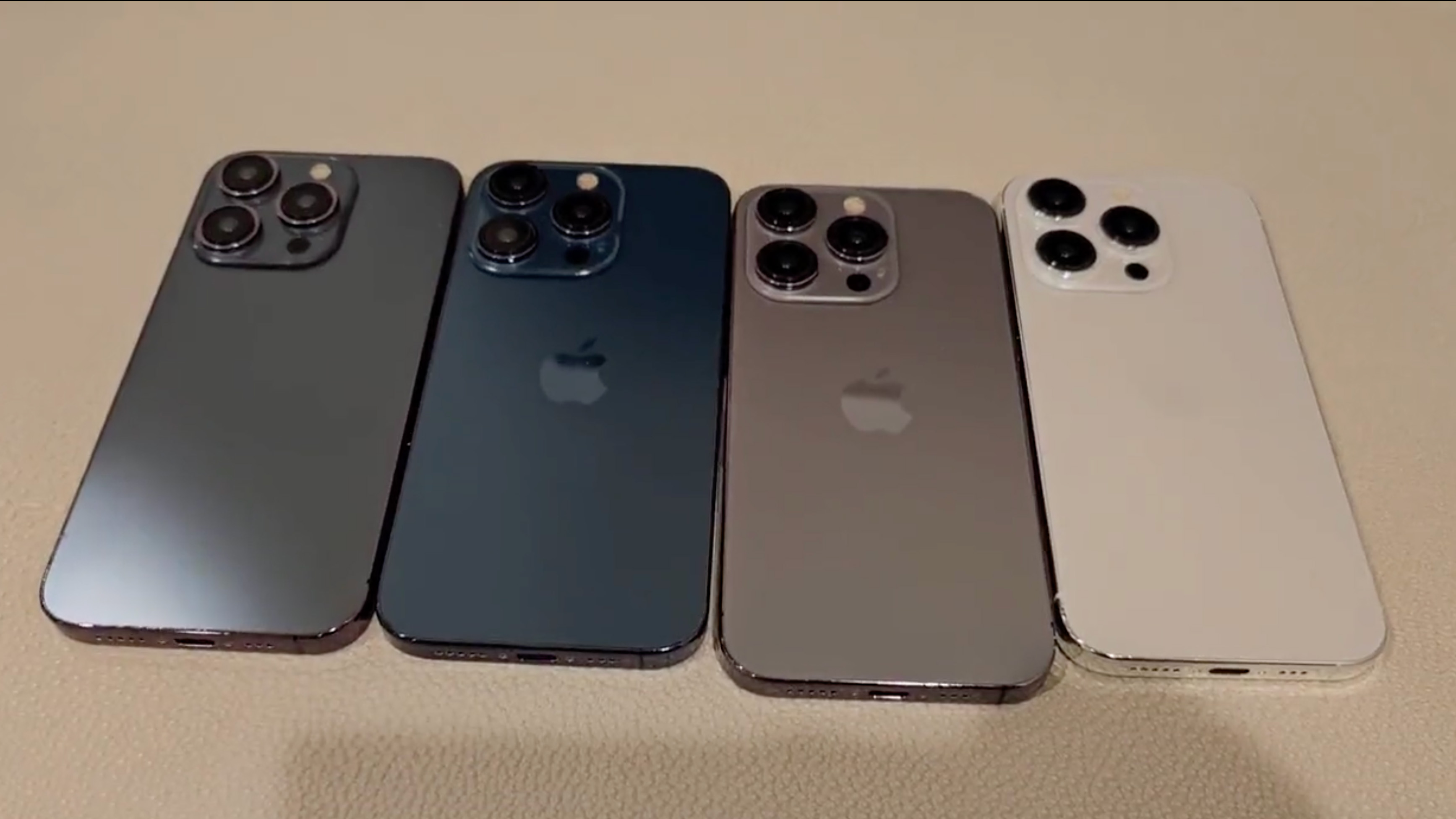 Maniquíes iPhone 15 Pro mostrando todos los colores supuestamente disponibles