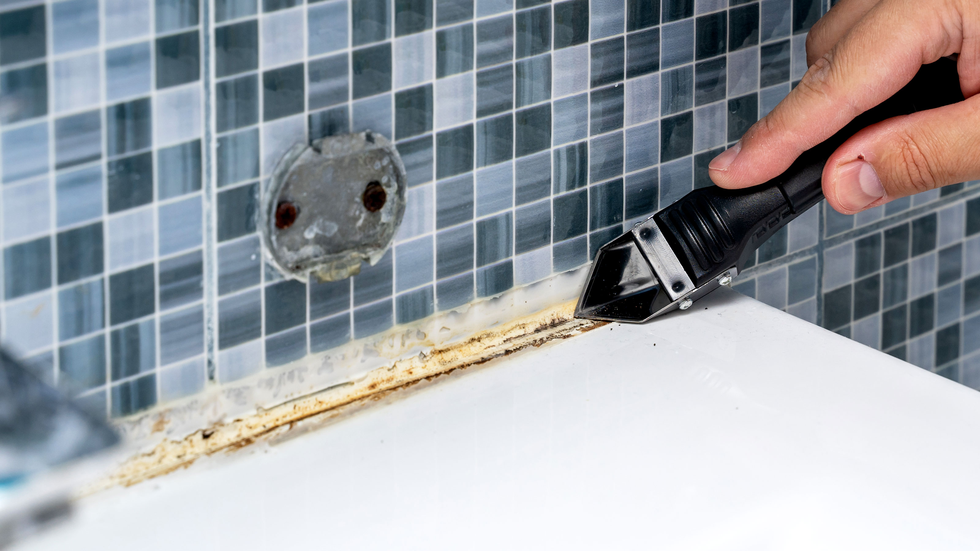 The best tricks: How to remove caulk