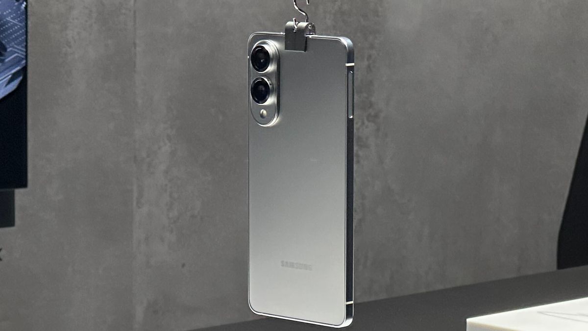 A close look at the Samsung Galaxy S25 Edge&#039;s protruding camera module at Samsung Unpacked 2025