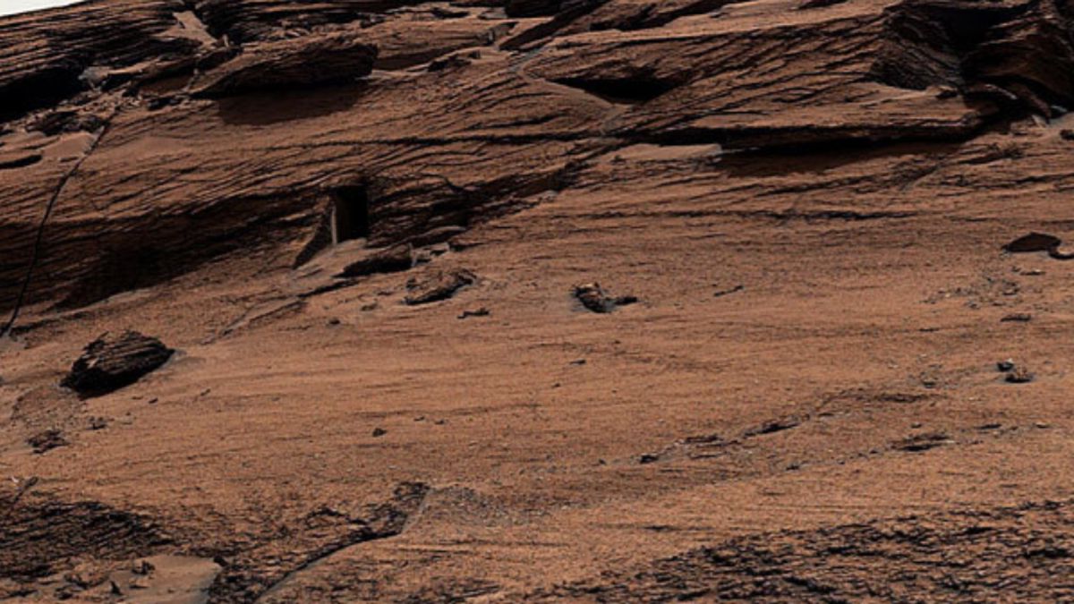 A strange feature dubbed the &quot;dog door&quot; discovered by NASA&#039;s Curiosity rover on Mars