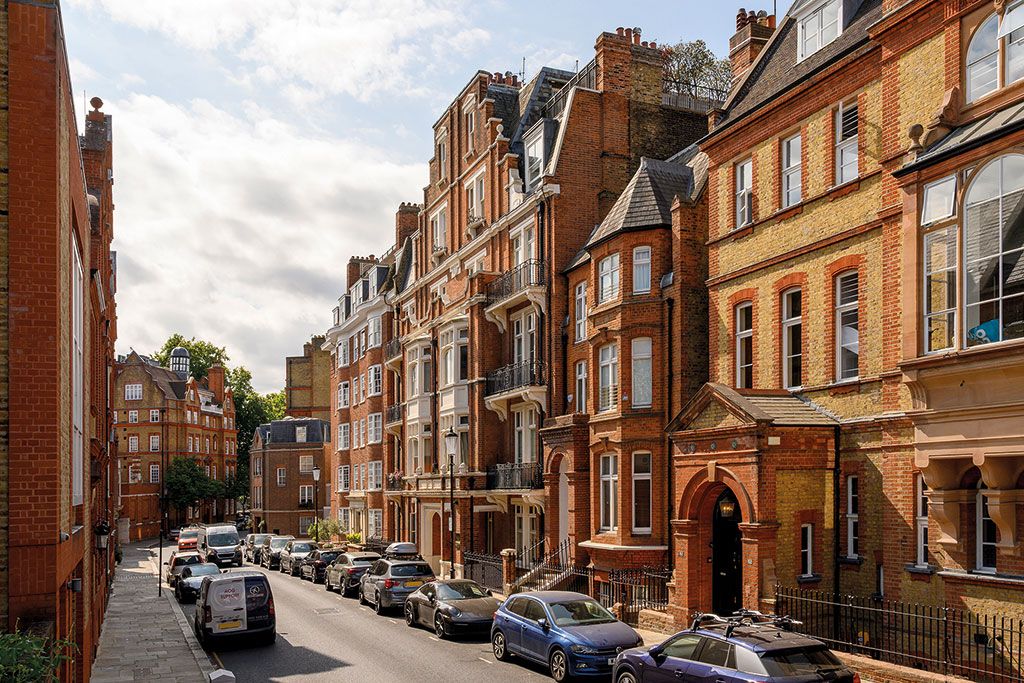 Properties for sale with libraries: Shelley Court, Tite Street, London SW3