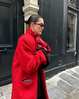 Coat Colour Trends 2024: Influencer wears a bright red coat