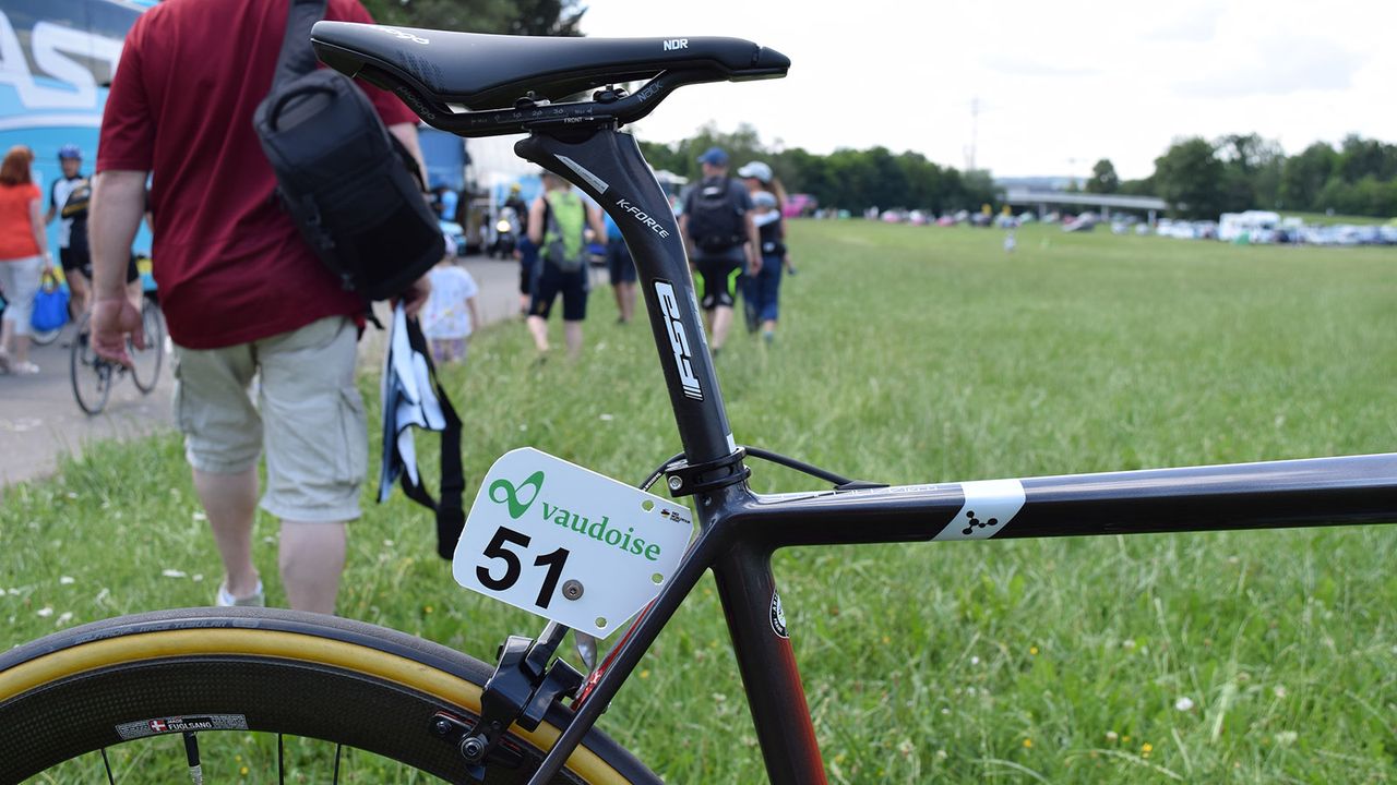 The frameset is paired with an FSA K-Force Light seat post
