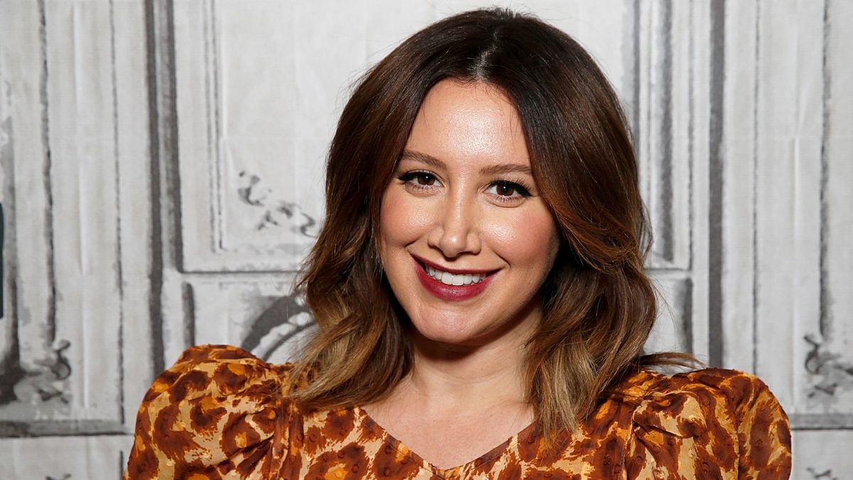 Ashley Tisdale’s living room layout is a 2025 seating trend