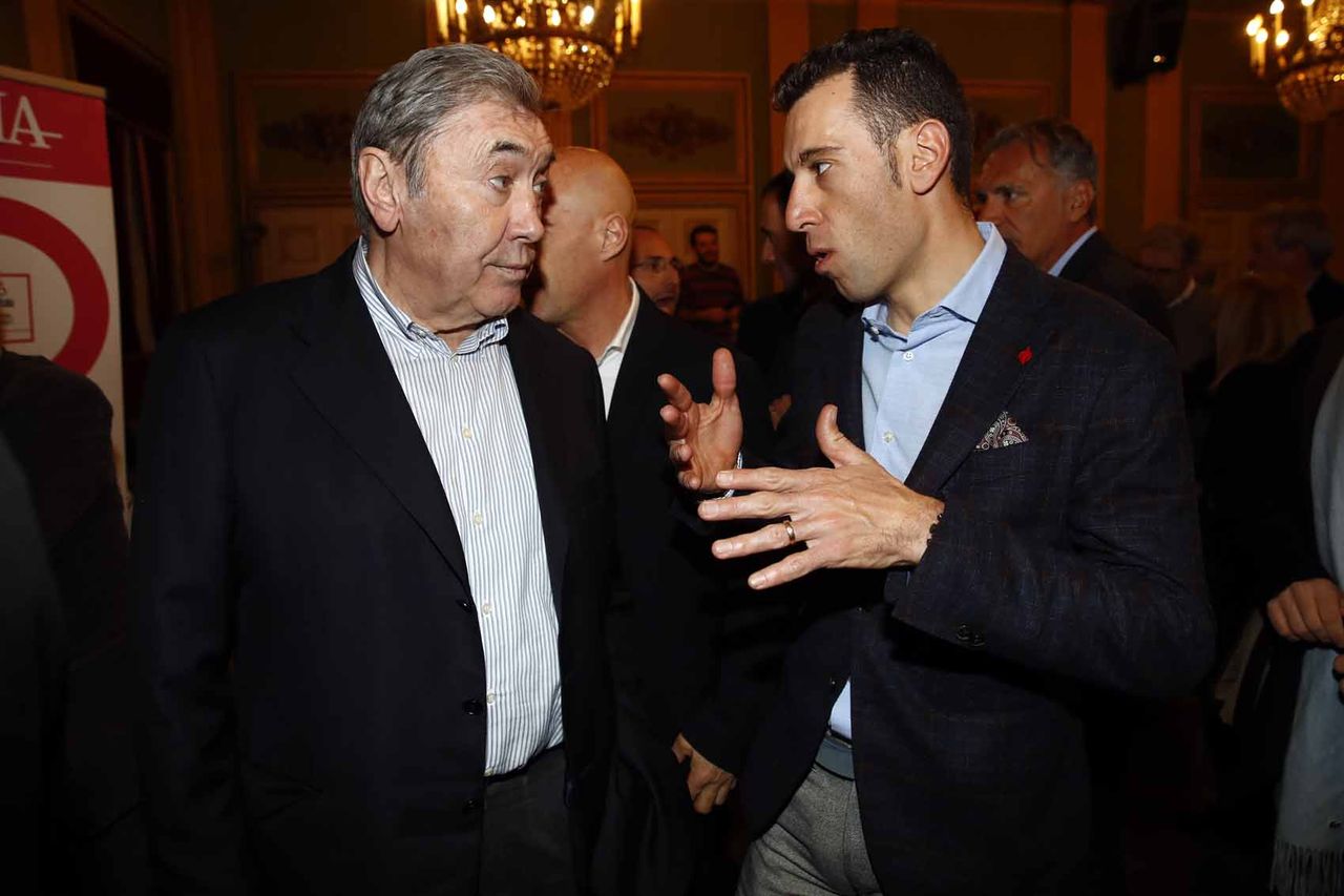 Eddy Merckx in discussion with Vincenzo Nibali.