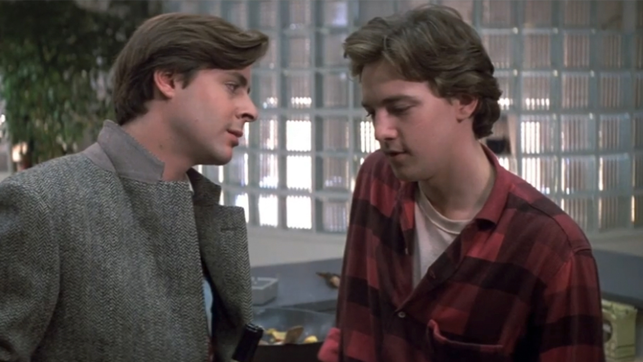 セント・エルモズ・ファイアーでアンドリュー・マッカーシーと話すジャド・ネルソン（左）