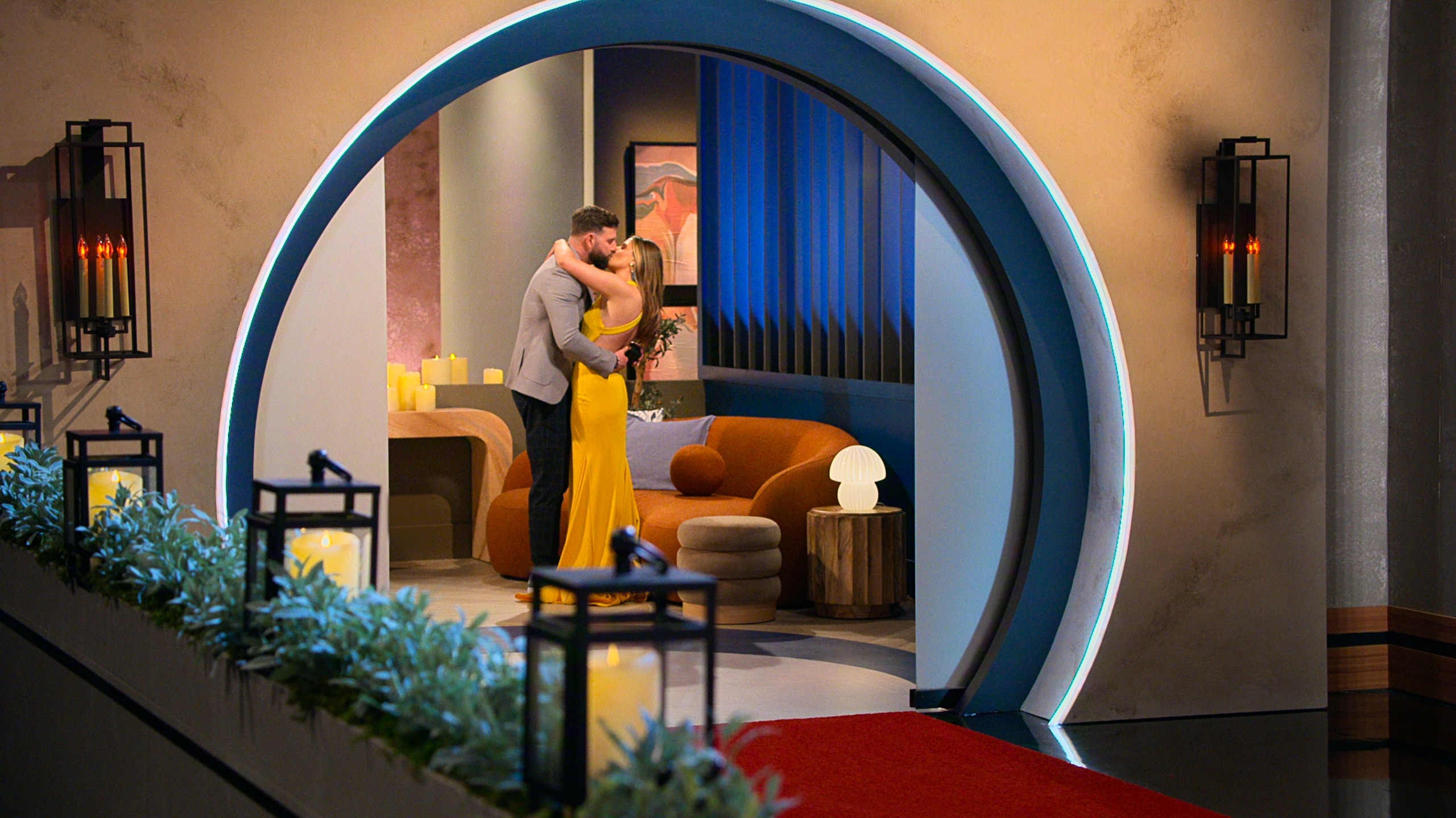 rob and michaella kiss after meeting for the first time in love is blind season 11