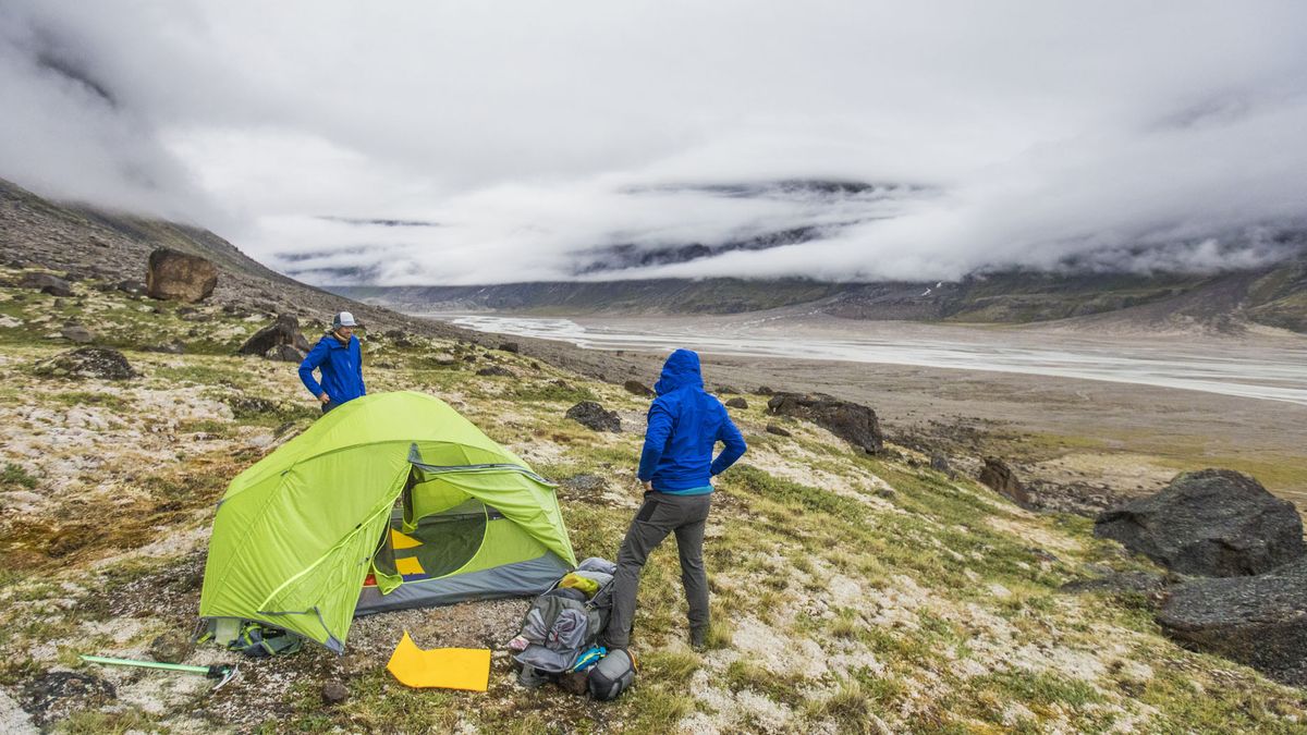 how to choose a tent: wild campers setting up