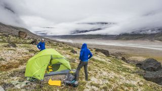 how to choose a tent: wild campers setting up